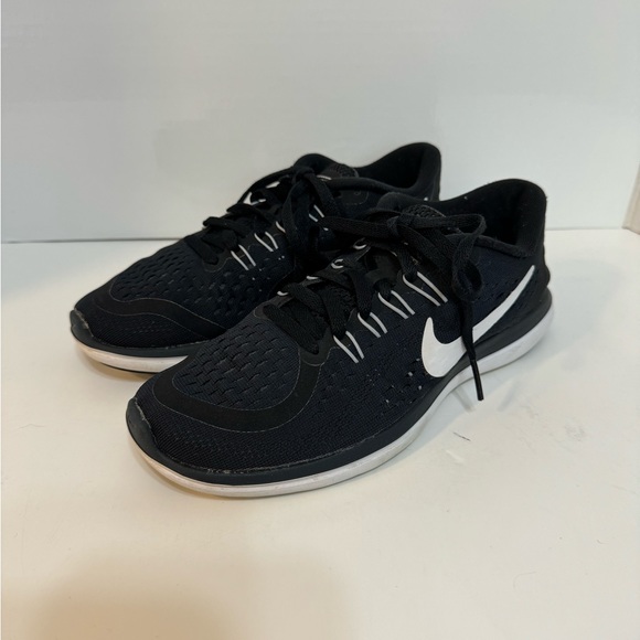 Nike Shoes - Nike Flex Run Women’s Size 6 Black Running Shoes with Fitsole cushioning